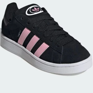 Adidas campus 00s - Säljer mina adidas campus 00s eventuellt byta mot gråa, dessa är även slutsålda, jag har använt de några gånger men börjat tröttna på färgen då jag inte brukar bära färg, skulle antingen vilja byta mot grå vita eller sälja de🩷(inte mina bilder)