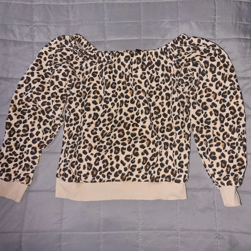 Fin Leopardmönstrad tröja från H&M. . Tröjor & Koftor.