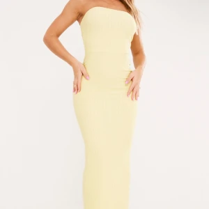 Klänning  - Gul klänning från prettylittlething i storlek XS. Inte använd och prislappen finns kvar