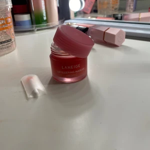 Laneige lip mask❤️ - En helt ny och o använd läpp mask från laneige. Jag fick 2 stycken i julklapp så därför har jag inte använnt den. Har haft min andra från julen och den tar inte slut fort. Annars är den jätte skön på läpparna pch dom blir jätte mjuka❤️(ord pris 200kr)
