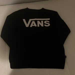 Svart vans tröja i fint skick  - Väldigt bra skick även fast den är använd   Inga fläckar, hål eller liknande. Det är medium i junior storlek men det borde passa någon med xxs