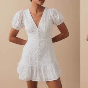 Så fin vit klänning från Gina som passar perfekt till sommaren och studenten! Säljer då jag hittat en annan klänning! Endast provad! Passar xs-s