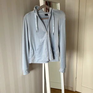 Ziphoodie från Gina Tricot  - Jätte fin blå ziphoodie från Gina, använd ett fåtal gånger❤️