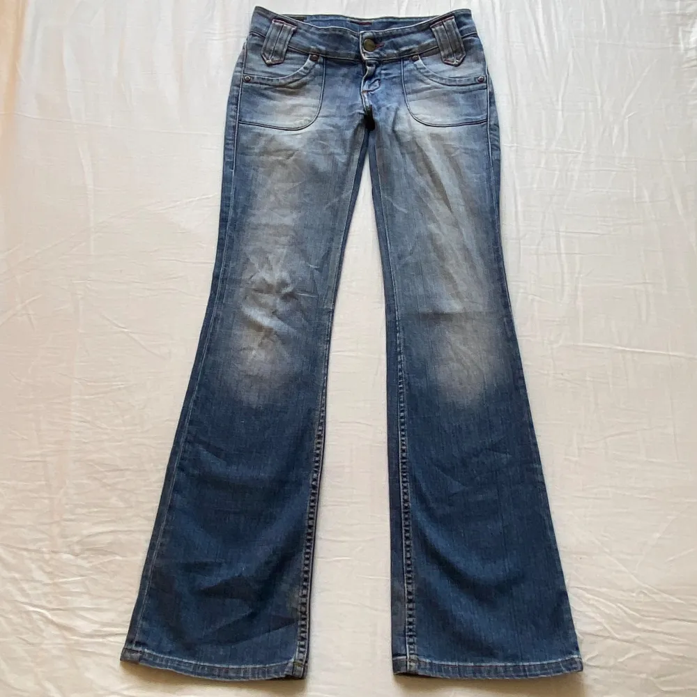 Säljer dessa lågmidjade lee jeans med så snygga fickor!  Tyvärr för små (har därför ingen bild på). Storlek 25/31. Säljs för 399kr!. Jeans & Byxor.