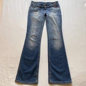 Säljer dessa lågmidjade lee jeans med så snygga fickor!  Tyvärr för små (har därför ingen bild på). Storlek 25/31. Säljs för 399kr!