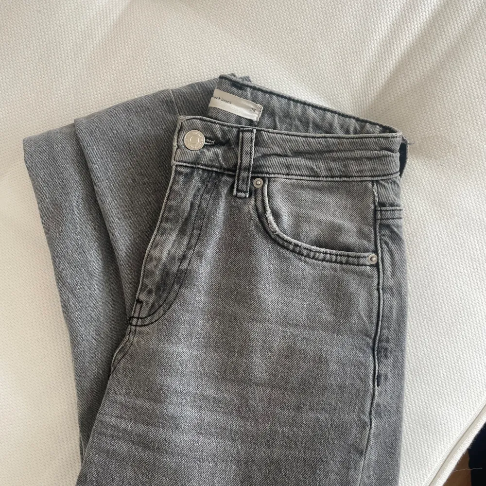 Gråa jeans från Gina Tricot i modellen ”Full length flare”💗 I bra skick o nypris 500kr🙌. Jeans & Byxor.