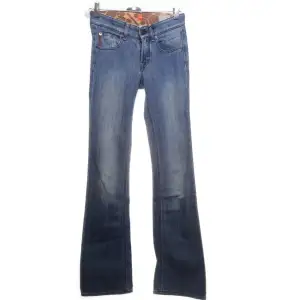 Säljer jeans från Hugo boss då dom var för små för mig! 💗 Midjemått: 72cm Innerbenslängd: 80cm