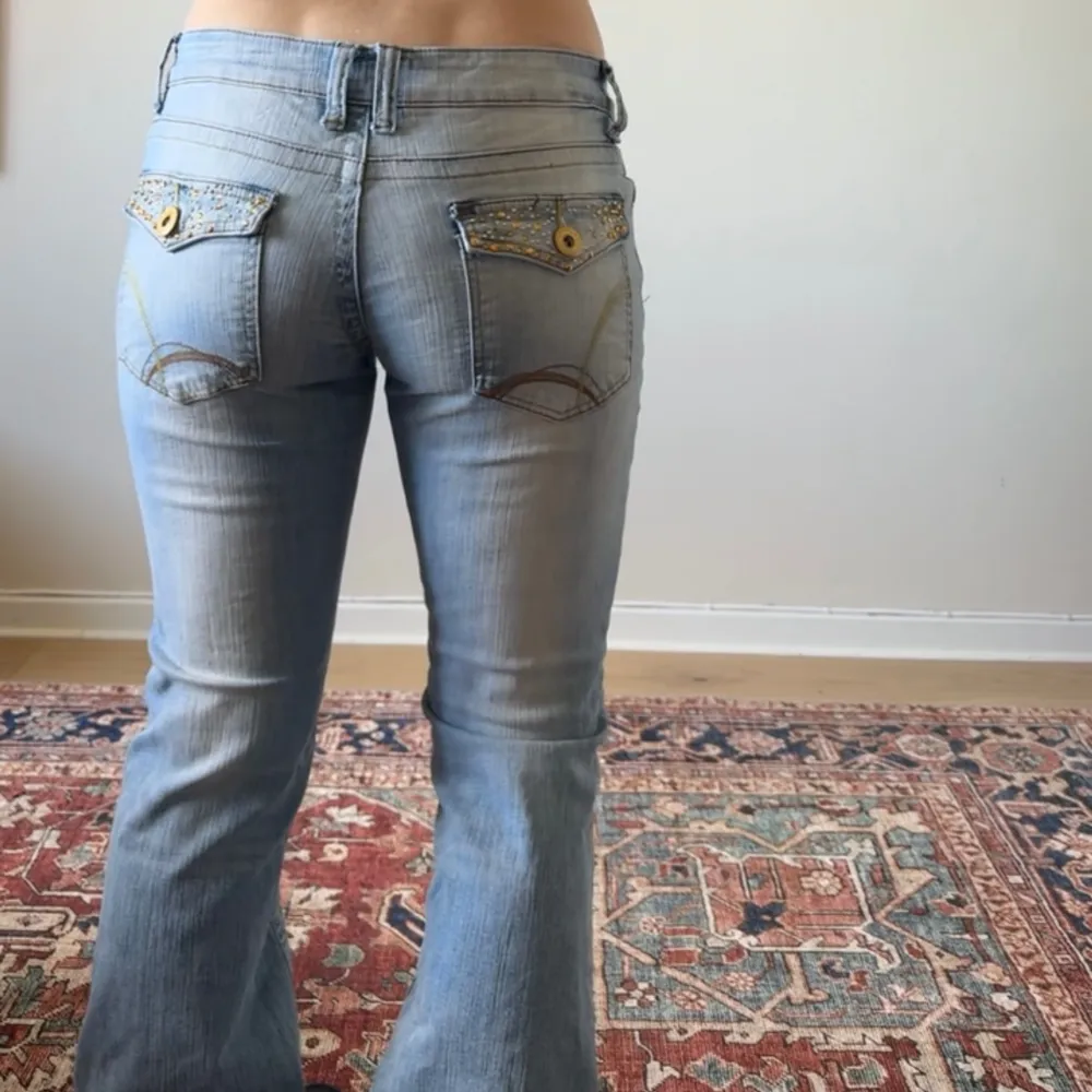 Så coola lågmidjade vintage jeans. Midjemåttet är ca 80cm och innerbenslängden är ca 83cm. . Jeans & Byxor.