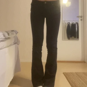 Zara lågmidjade jeans - Säljer dessa svarta lågmidjade bootcut jeans från zara som är slutsålda. Storlek 36. Tvättas innan de skickas!💕