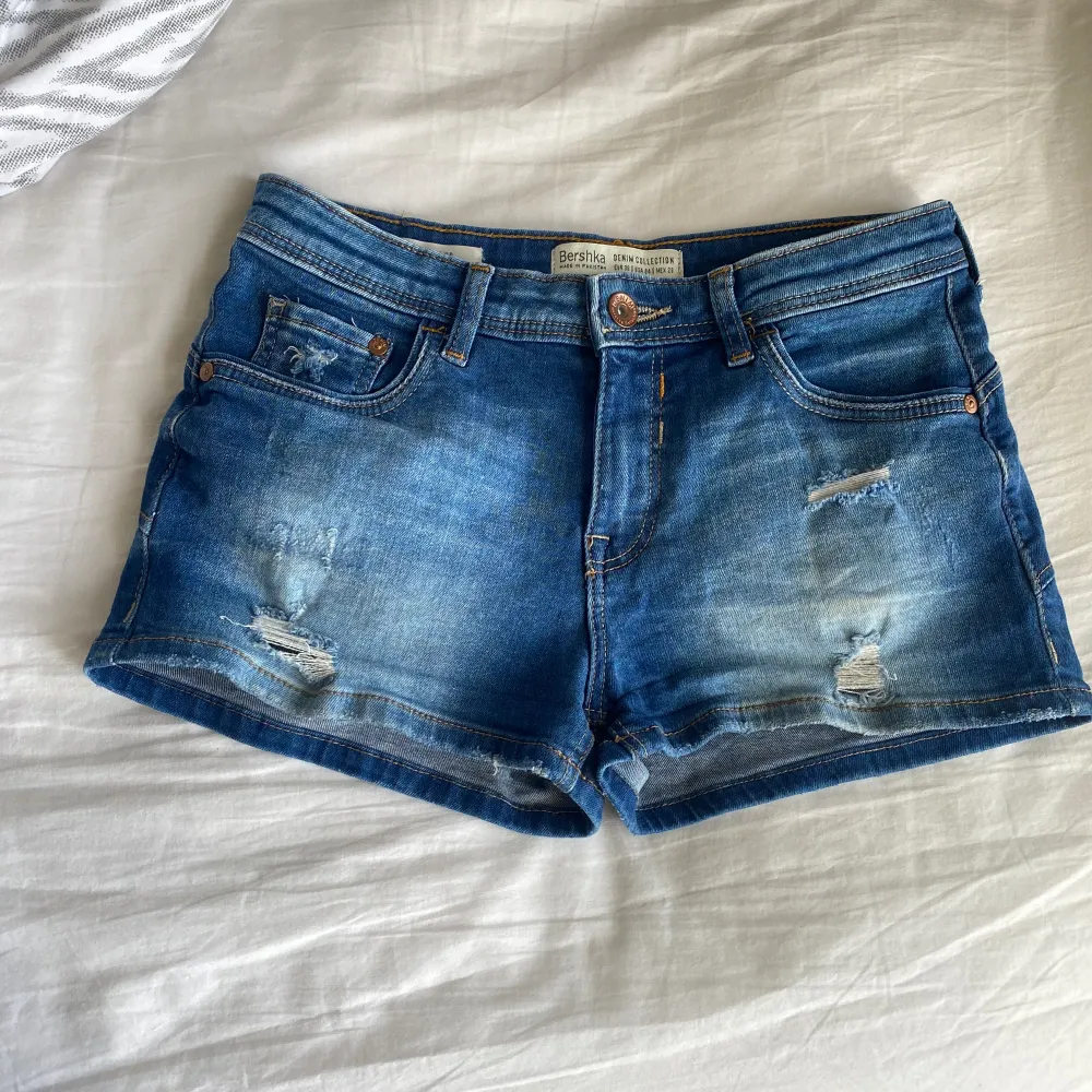 Säljer nu minna favorit shorts då jag inte får så mycket användning av dom längre. Dom är lågmidjade i Storlek 36. Inga defekter  🌸. Shorts.