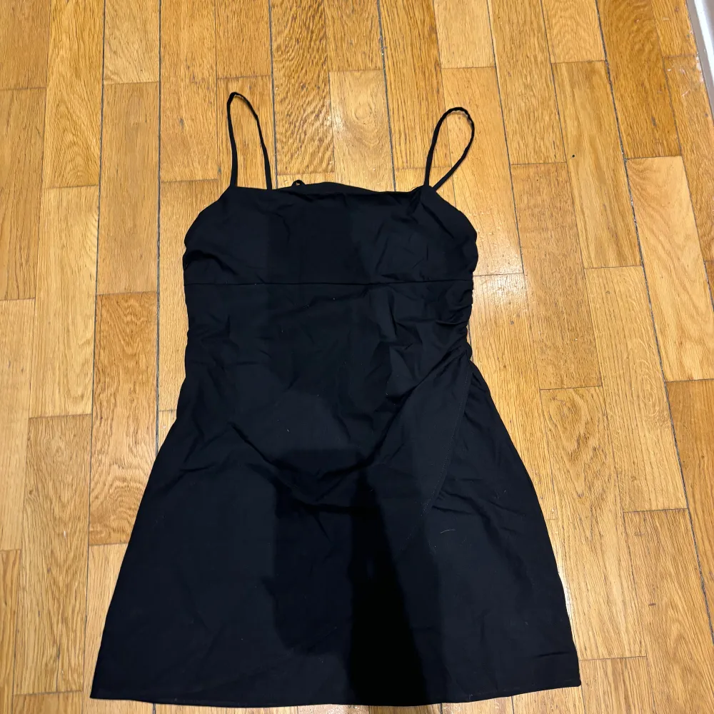 Svart klänning från Zara med knytning i ryggen. Säljer för 200kr + frakt🩷. Klänningar.