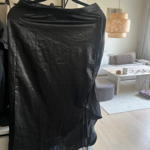 Kjol från bohoo  - Snygg kjol med slits. Oanvänd med lappen kvar. 