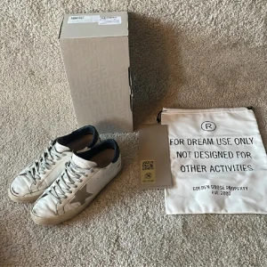 golden goose - Tjena! Säljer nu mina golden goose skor i storlek 42 passar 43, köpta för 5500 säljs endast för 1799 skick 7/10 finns små defekter. Endast skorna tillkommer hör av dig om du undrar något // Erik Ponti