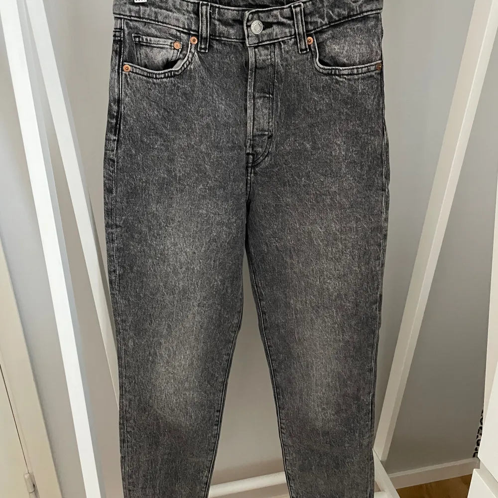 Gråa mom jeans från HM i storlek 36. Använd fåtal gånger så mycket bra skick✨ Köparen står för frakten, kan mötas upp i Kalmar!. Jeans & Byxor.