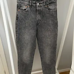 Gråa mom jeans från HM i storlek 36. Använd fåtal gånger så mycket bra skick✨ Köparen står för frakten, kan mötas upp i Kalmar!