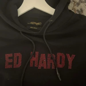 RARE ED HARDY HOODIE - Bra skick, få kristaller saknas. Skriv för mer info