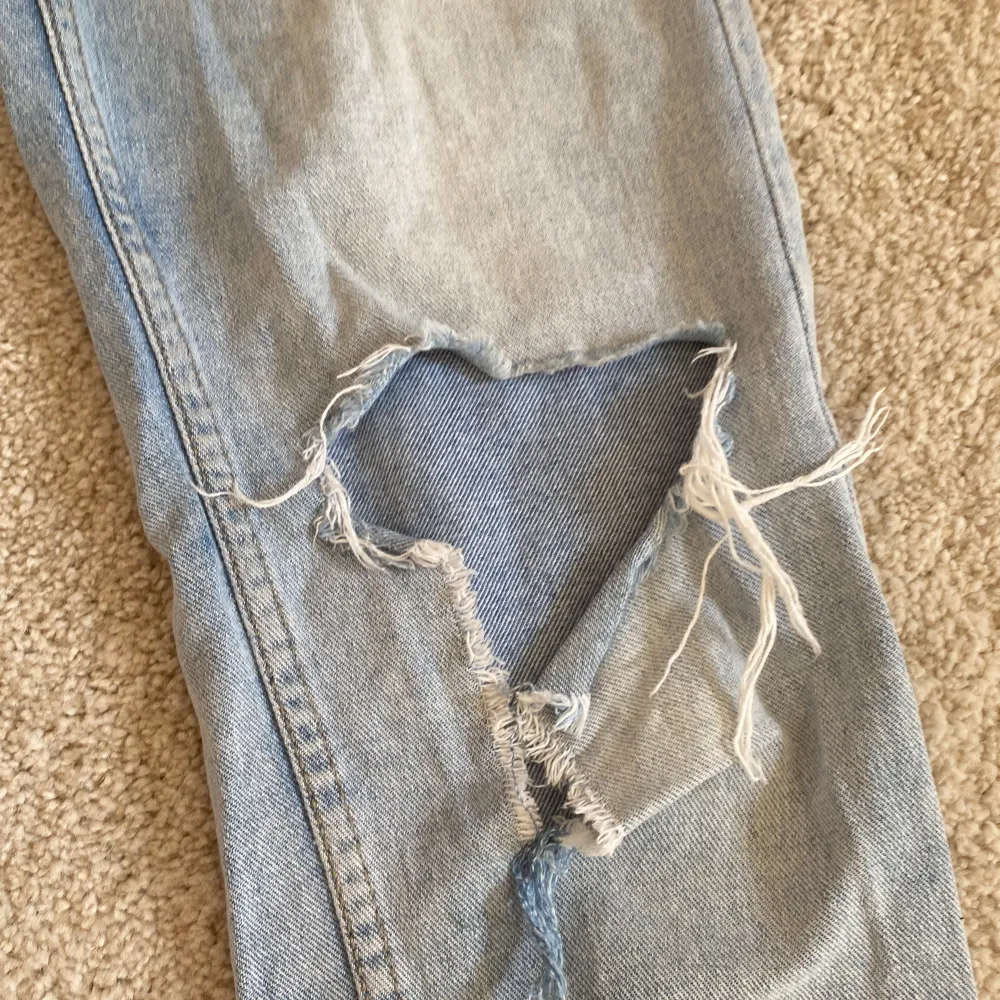 Lindex jeans med hål på . Jeans & Byxor.