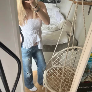 Lowwaist lågmidjade bootcut jeans - Unika jeans med detaljer från Dolce & gabbana. Passar as bra med en sommar volang fest mesh spets genomskinlig leopard djurmönster topp! 