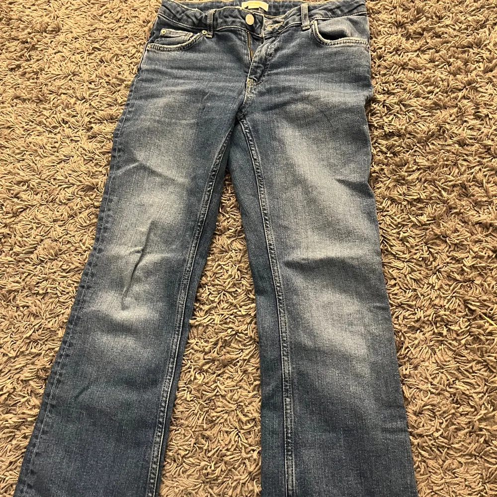Blåa jeans från Young Gina som inte används längre då jag köpte nya!❤️jätte bra kvalitet och är super fina! Öppen för byten. Jeans & Byxor.