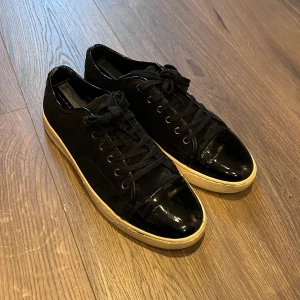 Lanvin Cap Toe sneakers  - Lanvins i utmärkt skick, svarta UK9 passar 43. Nypris 4500 mitt pris 1800. Sulorna är inte så gula som på bild, ljuset som är dåligt. Bara att skriva vid frågor eller funderingar, över 60 refs finns! :)