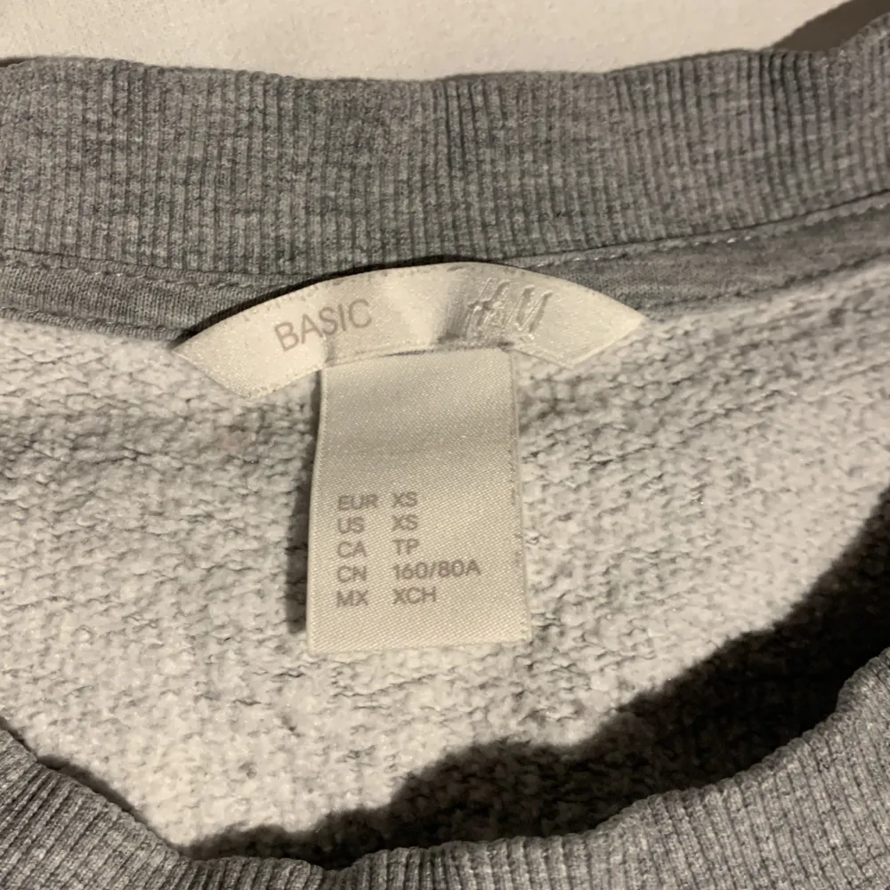 Säljer denna gråa sweatshirt från HM. Skick 8/10. Tröjor & Koftor.