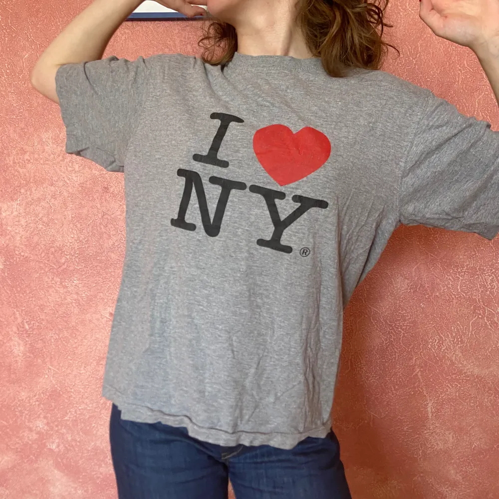 I LOVE NYC TRÖJA T-SHIRT vintage fin bra skick o s v. Snabb affär prioriteras! Hon på bilden är 160 cm och en xs/s men den är som ni ser oversized på henne, även på mig, en M.. T-shirts.