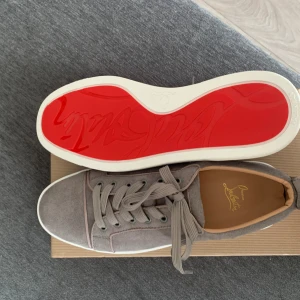 Christian Louboutin  - Helt oanvända, fint skick och fräscha sommarskor. Köpte igår men är får små