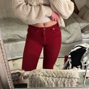 Röda manchesterbyxor  - Snygga manchesterbyxor från H&M. Ankellång och rak modell med slitningar nedtill. Tyvärr för korta på mig som är 173 cm lång.