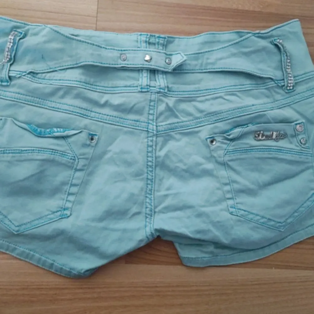 Suuupersnygga lågmidjade jeansshorts med coola detaljer! Snå rosetter i kanterna🤩 Säljer då de inte passar mig, skriv gärna för fler detaljer❣️❣️. Shorts.