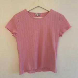 Söt topp - Supersöt ljusrosa topp från Only, perfekt nu till vår/sommaren!!🌸