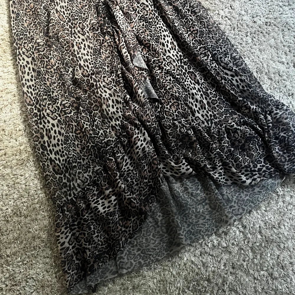 Säljer denna superfina volang leopard kjol. Den är i storlek xs men skulle säga att den passar för dom som har mellan xs-m🤍. Kjolar.