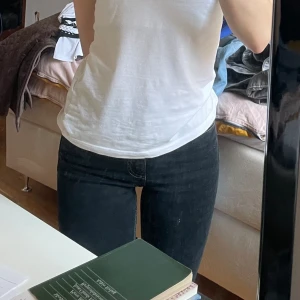 Jeans - Superfina mörkgrå/svarta jeans från Zara. De sätter sig väldigt fint på kroppen men säljer då jag inte tycker att short bootcut jeans passar mig. Jag är 171cm lång! 💕💕