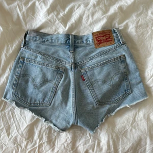Levi’s light denim shorts 🩵 - Levi’s light denim shorts🩵 Lite missfärgning på vänster baksidan men märks inte när på 🫶🏼  Storlek- W25 ( skulle rekommendera XXS eller XS)  Pris - 200kr! 