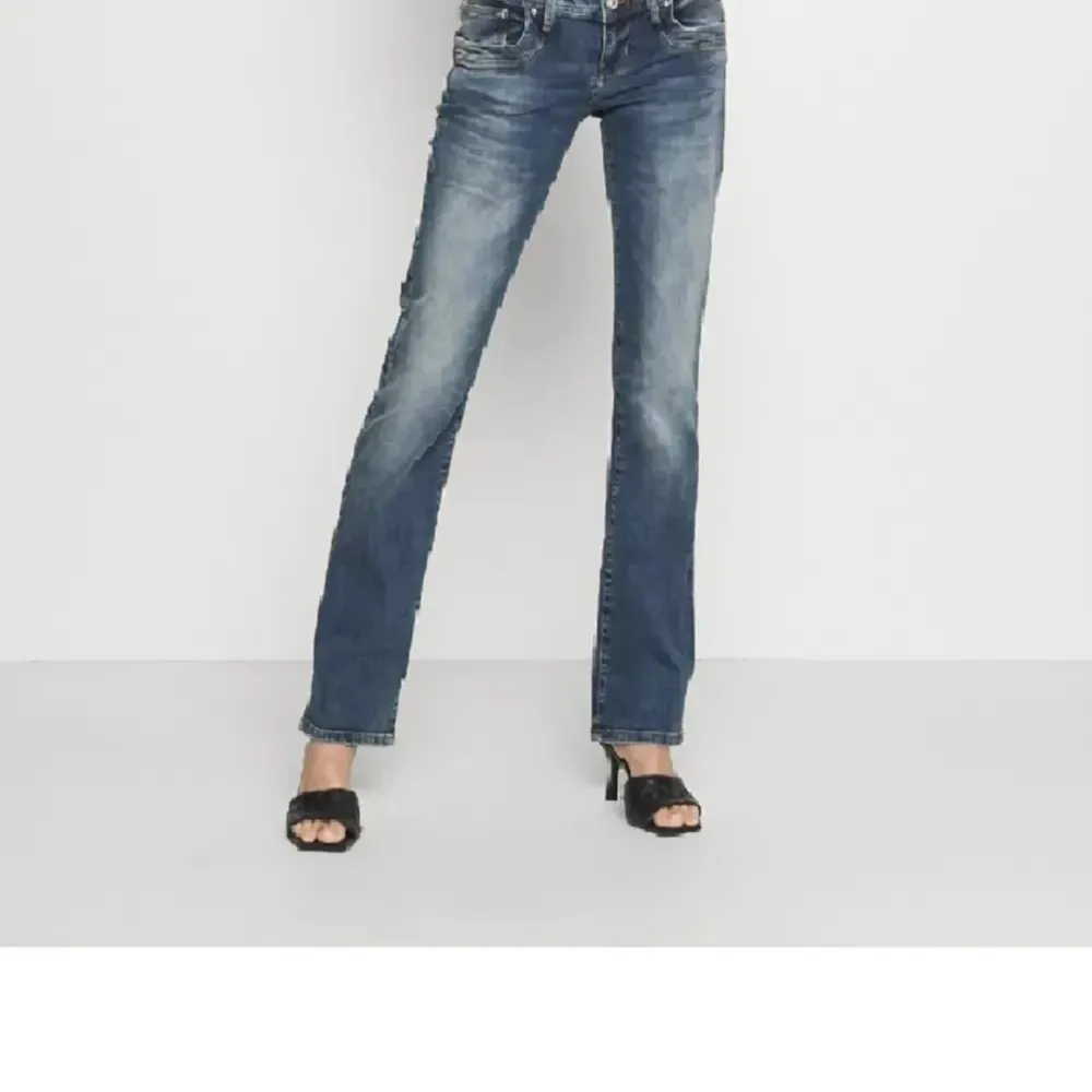 Fina lågmidjade jeans använda max 2 gånger pga att dem är för stora på mig💕💕💕💕💕❤️. Jeans & Byxor.