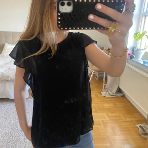 Blus!! - Snyggaste blusen från zara!! Den är i ett bra skick🙏🏼🙏🏼💋 den är i stolek M men skulle säga att den passar S också.