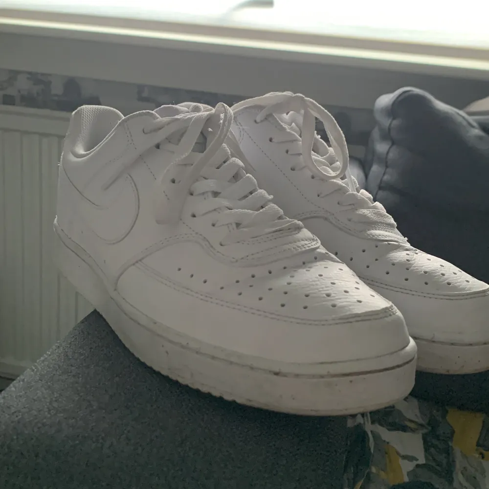Ett par skor vita storlek 43. . Skor.