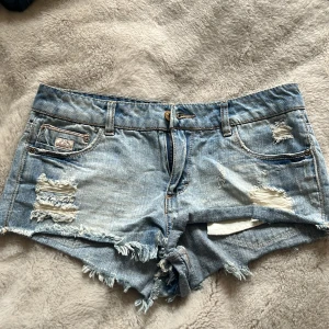 Lågmidjade shorts  - Lågmidjade shorts köpta på sellpy med inga defekter 