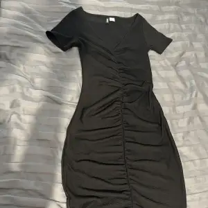 svart klänning  storlek XS  använd bara en gång 