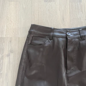 Skinnbyxor  - Säljer dessa bruna skinnbyxor från bikbok i storlek 38! 