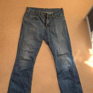 Jättesnygga jeans sitter jättebra men dom är för korta på längden och lite stora (är 174). Jeansen är köpta secondhand och kommer inte till användning, säljer därför!💕 Borde passa storlek L-M👍🏼