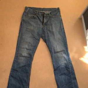 Bootcut jeans - Jättesnygga jeans sitter jättebra men dom är för korta på längden och lite stora (är 174). Jeansen är köpta secondhand och kommer inte till användning, säljer därför!💕 Borde passa storlek L-M👍🏼