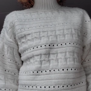 Turtleneck tröja - Väldigt mjuk och gosig vit tröja. Har aldrig används endast provad 🫶 står xs men passar nog s oxå!