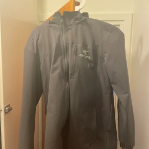 Arcteryx Jacka - Rensar ut garderoben Finns tecken på användning. Snabb shipping💯 