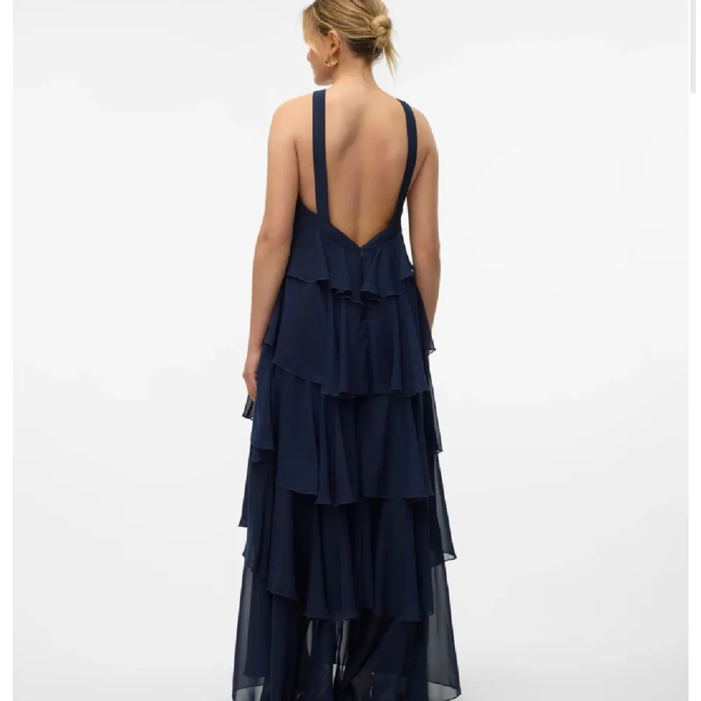 Säljer denna slutsålda klänning från Felicia Wedins kollektion tillsammans med Vero Moda i storlek S. Klänningar.