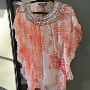 Kaftan  - A beautiful see-through dress to be worn on top of swimwear or body . With beautiful rhinestones. Super light and cool. Size S/M