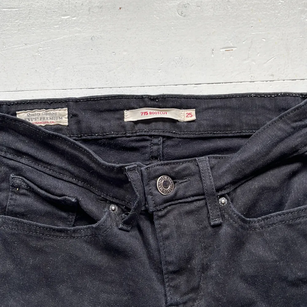 Stockholmsstil bootcut jeans,är i bra skick, säljer för de har blivit för små. Har klippt av byxorna på längden så de är ca 90 cm långa.🥰. Jeans & Byxor.