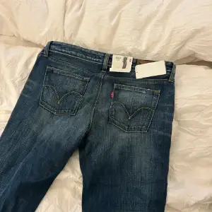 Lågmidjade jeans från Levis i flare. Köpta här på plick, alla original lappar finns kvar. Modellen är 572 bootcut, w30/l36. De är försmå för mig som är S. 