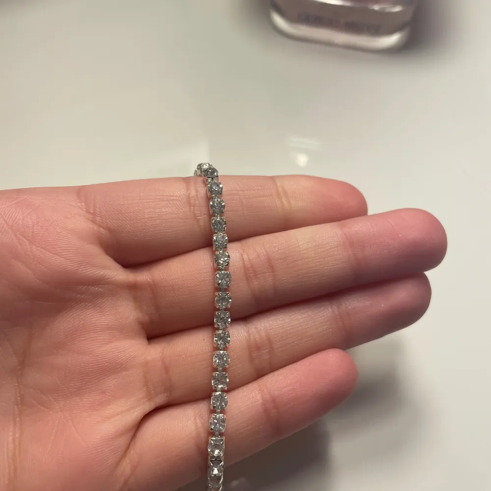 Ett jättefint silver halsband som sitter lite tajtare än ett vanligt halsband. . Accessoarer.