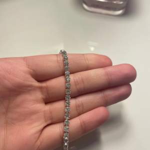 Ett jättefint silver halsband som sitter lite tajtare än ett vanligt halsband. 