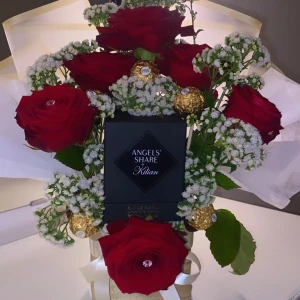 Sminkbukett - Sminkbuketter med egen valda skönhetsprodukter. Besök instagram för mer information: Desbouquetss 🫶🏻 PS. Priset på denna annons är för just denna bukett, priserna skiljer sig åt beroende på produkter och storlek. 